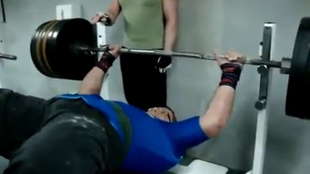 Штанга упала на грудак смотреть онлайн