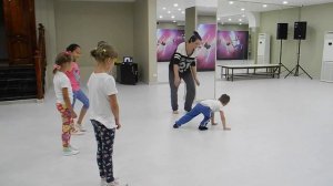 Детская современная хореография. Учимся делать  колесо. Студия танца Star Dance
