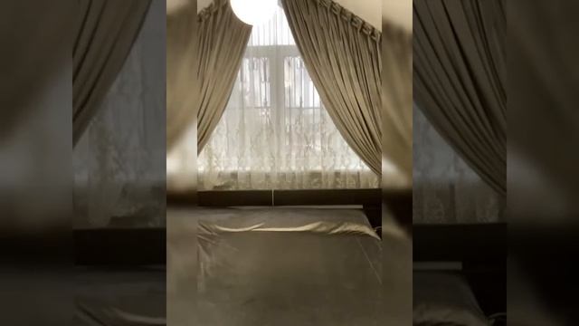 Шторы и покрывало из велюра. Шторы на нестандартное окно