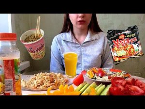 MUKBANG | ОСТРЫЙ ДОШИРАК | ОВОЩНОЙ САЛАТ | ОВОЩИ