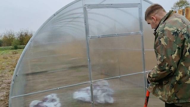 Ставим теплицу из поликарбоната. День в деревне. Приводим дворик в порядок . Работа на участке смотреть онлайн