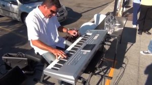 Взрослый Мужик Классно Играет На Синтезаторе На Улице (Уличный Музыкант)