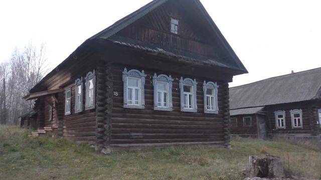 Деревни в глубинке. Старый рубленный деревянный дом 19 века. Шедевр зодчества. Дом  терем из сказки