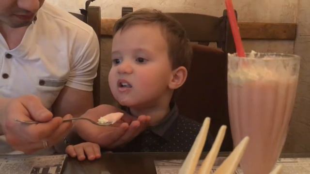 Счастливая семейка празднует Масленницу в любимом кафе! смотреть онлайн