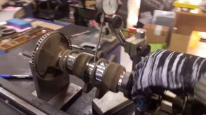 Проверка коленчатого вала на радиальное биение.