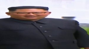 Широкий Ким Чен Ын идёт,но он всегда в кадре.