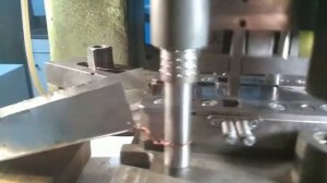 Работа штампа последовательной штамповки в автоматическом режиме