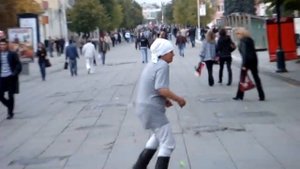 бомжиха танцует тектоник