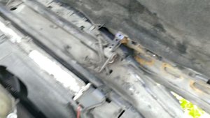БМВ Е34 Установка перемычки соединения капота с массой BMW E34