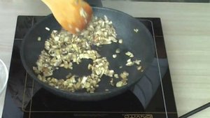 Пельмени с грибами и зеленым луком