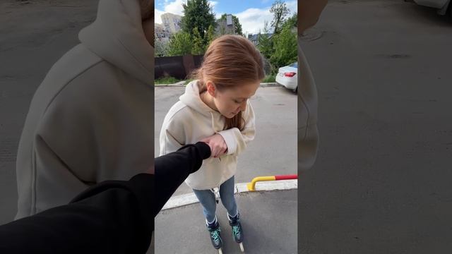 МОЯ ДЕВУШКА ИДЁТ КАТАТЬСЯ НА РОЛИКАХ! НУ СТАС И ПОЛЯ! смотреть онлайн