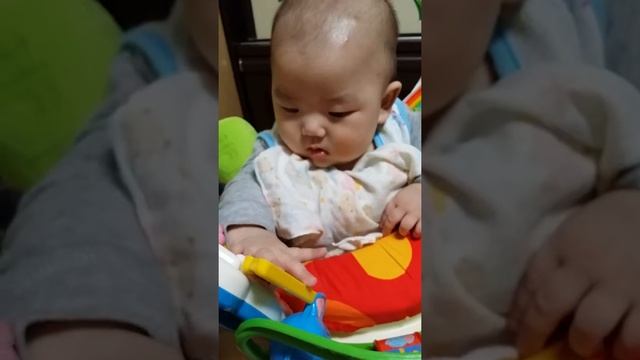 Развитие ребенка 5 месяцев, игровой центр прыгунки, прыгаем и работаем руками 5개월아기성장 смотреть онлайн