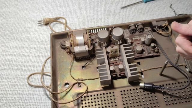 Радиотехника ЭП-101. Осмотр перед ремонтом. смотреть онлайн