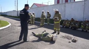 Сдача зачета по пожарно-строевой подготовке слушателями учебного пункта