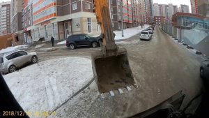 Работа экскаваторщика в городских условиях на колесном экскаватора. Тяжелые деньги.