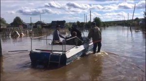 В Ивделе затопило дома и дворы: люди ездят на лодках по улицам