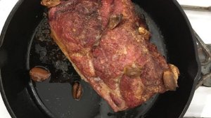 Свиная лопатка на сковороде