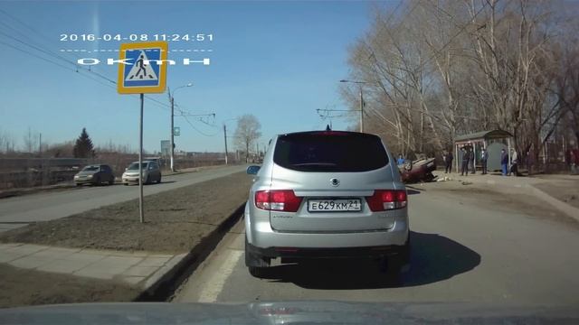 В Новочебоксарске водитель объезжал кочку и перевернулся смотреть онлайн