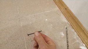 Установка напольного плинтуса из дуба на кривые стены и полы