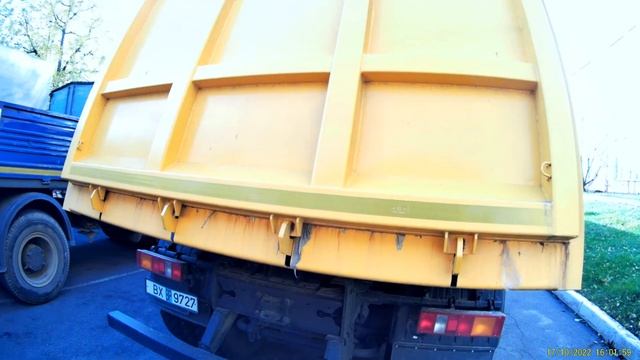Желтый двухосный грузовой самосвал МАЗ/Yellow two-axle dump truck MAZ смотреть онлайн