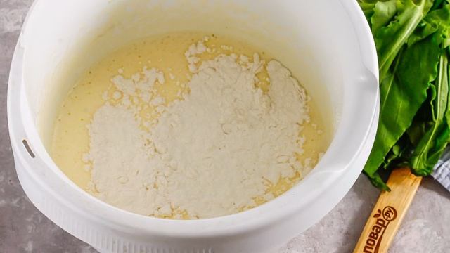 Пирог с малиной и щавелем
