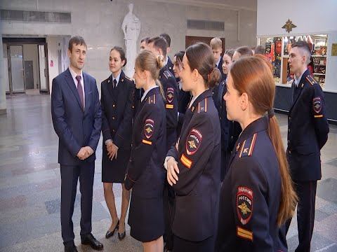 В МВД России открылась персональная выставка художника Антона Шумейко