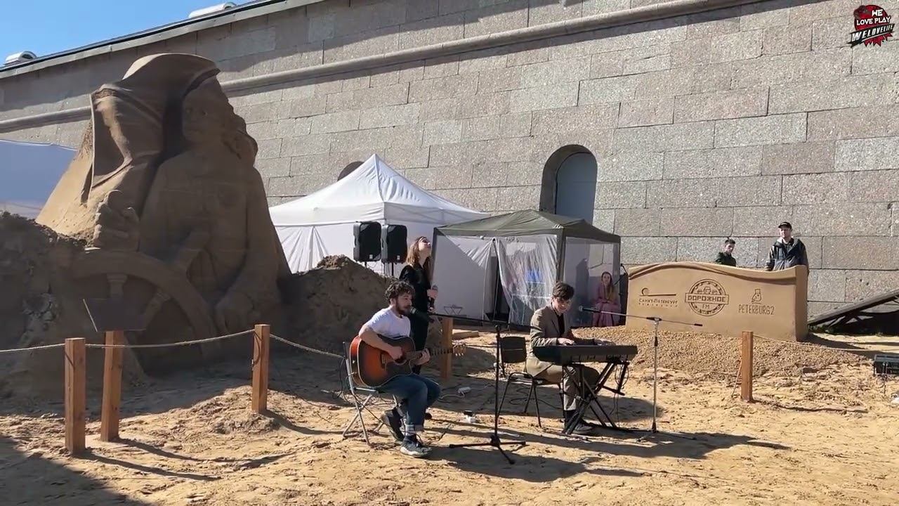 Певцы в окружении скульптур из песка исполнили песню со совами: "Одним непрерывным движением" смотреть онлайн