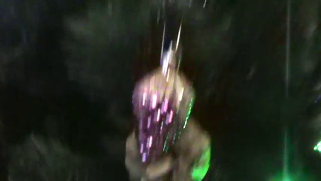 Мужик у ёлки, в доме говорит про ёлку смотреть онлайн