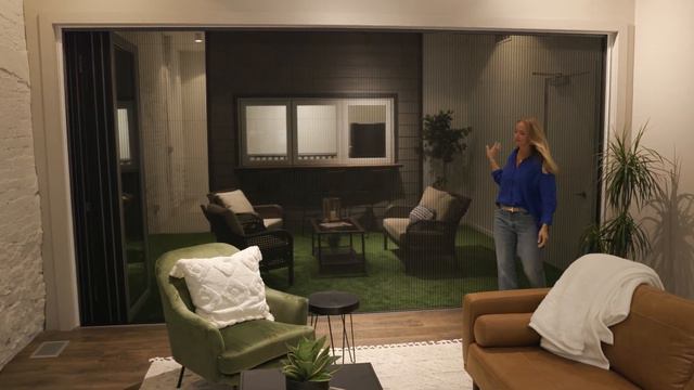 Tamara Day✨, Host of Bargain Mansions - Magnolia TV operates a Panoramic Doors Retractable Screen смотреть онлайн