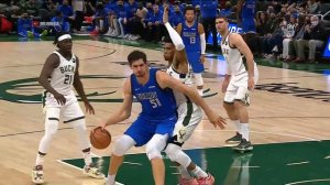 Giannis and Boban Marjanovic fighting for a loose ball 💪