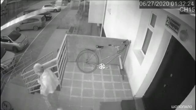 В Якутске бабушка хулиганила в подъезде и попала на камеру . смотреть онлайн