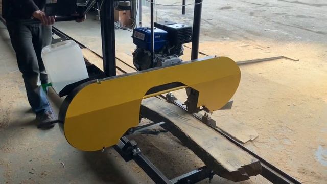 Демонстрация работы ленточной пилорамы Lenker HBS-3, с бензиновым двигателем 14 л.с. смотреть онлайн