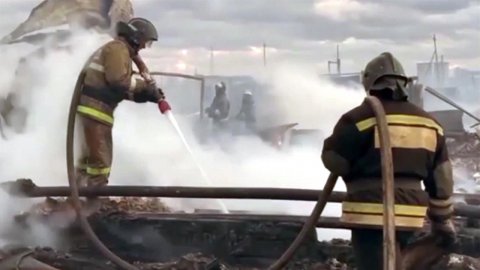 Крупный пожар в Называевске Омской области тушат полторы сотни спасателей с тяжелой техникой