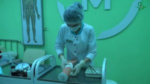 Хирургия. Остановка венозного кровотечения с помощью индивидуального перевязочного пакета