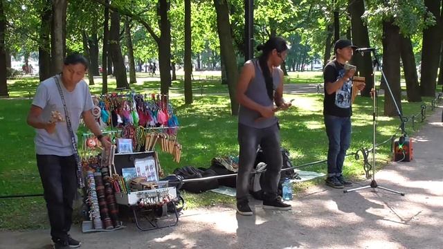 Уличные музыканты. Индеец играющий на флейте. Поют песню. Bailando. Санкт-Петербург.