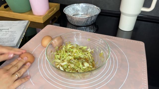 Что делать, если собрали много капусты? Заливной пирог с капустой и яйцами.
