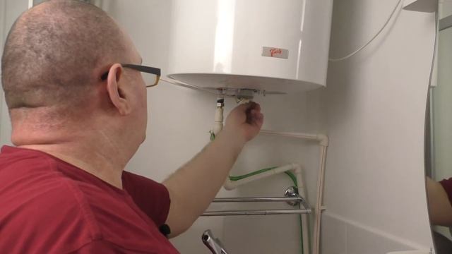 Замена предохранительного клапана в водонагревателе. Бойлер.