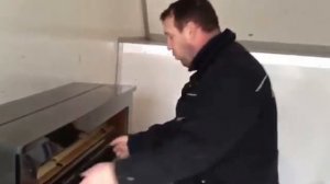 Чувак ломает пианино в дребезки