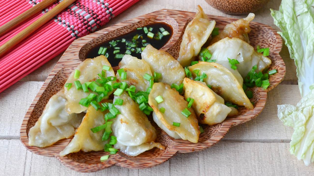 🥟 Гёдза — видео рецепт. Готовим жареные пельмени По-японски!