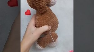 Нитяное крепление ножек игрушке