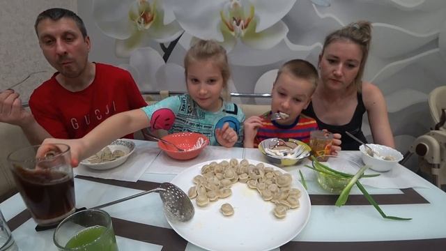 МУКБАНГ ДОМАШНИЕ ПЕЛЬМЕНИ ? против ПОКУПНЫХ ? сравниваем вкусы dumplings StepFamily mukbang