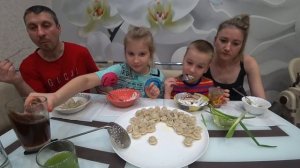 МУКБАНГ ДОМАШНИЕ ПЕЛЬМЕНИ ? против ПОКУПНЫХ ?/ сравниваем вкусы #dumplings #StepFamily #mukbang