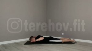 Упражнения на спину дома "Имитация пловца лежа на животе"