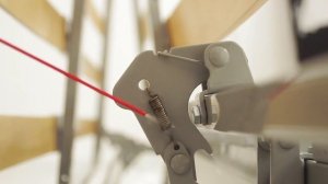 Смазка механизма 'аккордеон' в процессе сборки дивана