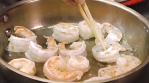 Тигровые креветки на сковороде