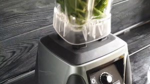 Зеленый смузи со шпинатом в высокоскоростном блендере King Mix/Green smoothie