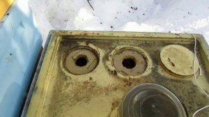 перевожу пчел на ячейку 4,6 - 5,0 мм, часть 50, подкормку не берут, на облет не спешат