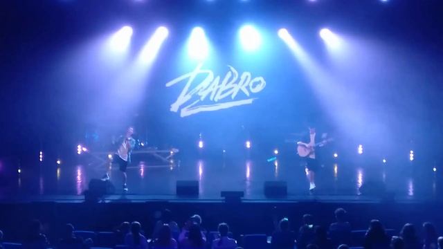 Крутая песня Dabro. Поёт весь зал. / На часах ноль-ноль. смотреть онлайн