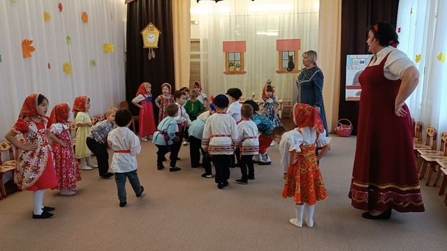 Песня хороводная "Мы корзиночки несём" средняя группа 2023 смотреть онлайн