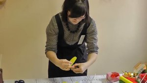 Букеты из конфет. Розы из гофрированной бумаги